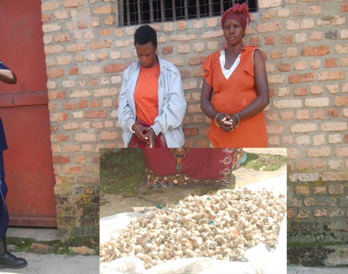 Bari barwambariyeho imbere mu myenda.