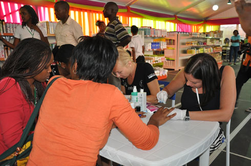 Hari aho barimo gutanga serivisi zo gutunganya inzara ku bagore n