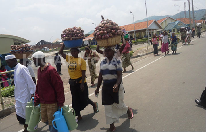 Abagore bo mu Rwanda bajyana ibicuruzwa Goma.