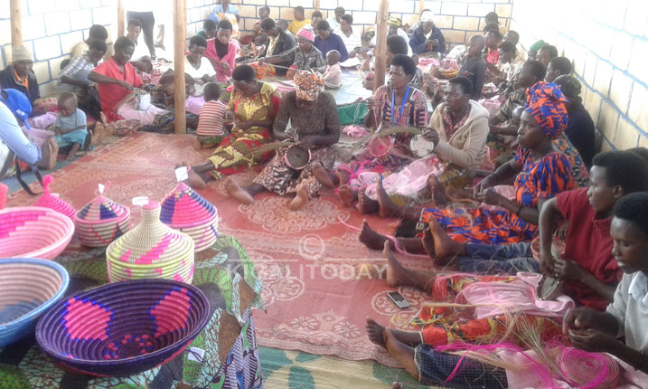 Abagore bo mu nkambi ya Mahama biga kuboha uduseke