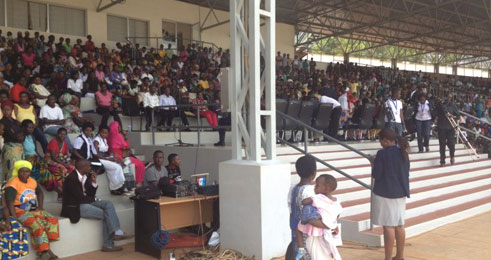 Abagore bari bitabiriye iyi nama barengaga ibihumbi bibiri.