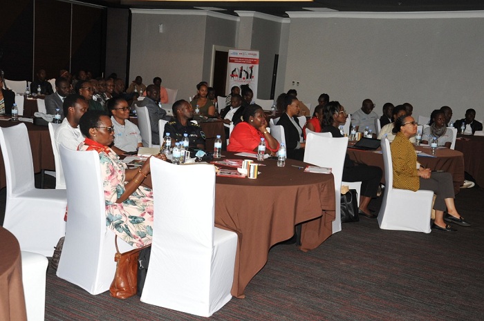 Bararebera hamwe uko abagore bataharirwa imirimo yo mu rugo