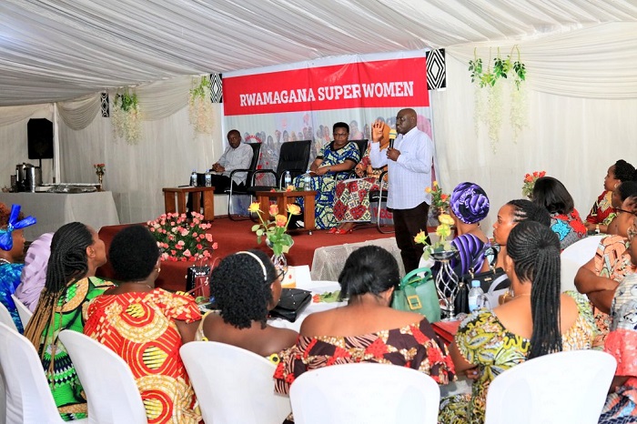 Guverineri Gasana yabasabye kuba icyitegererezo mu bandi bagore