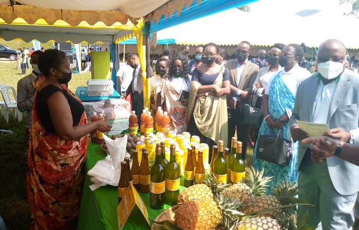 Aba bagore bakora imitobe mu mbuto bagapfunyika mu macupa y