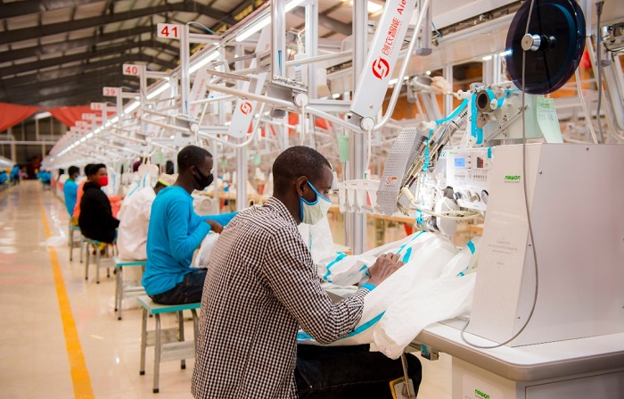 Abagabo n'abagore ntibasigaye inyuma mu mwuga w'ubudozi. Yaba mu nganda no muri za ateriye z'ubudozi babikora neza