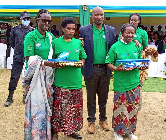 Abagore bagenewe impano zirimo amasabune n'ibitenge