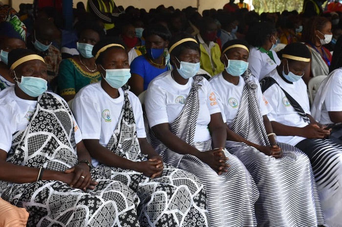 Abitabiriye umunsi mpuzamahanga w'abagore bari babukereye mu myambaro igaragaza umuco nyarwanda