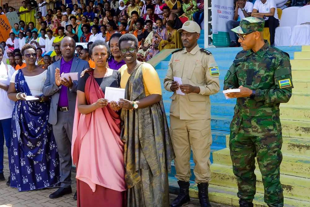 Abagore bageze ku rwego rwo kuremera bagenzi babo