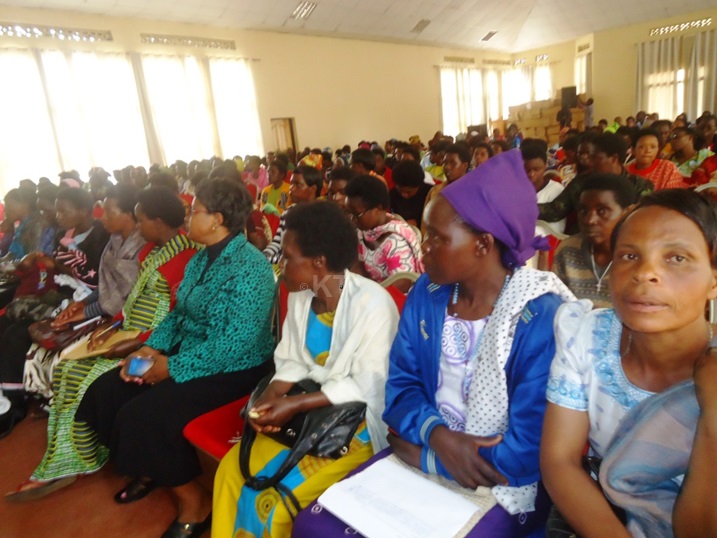 Abagore ba Nyabihu bumva impanuro za Guverineri Mukandasira.