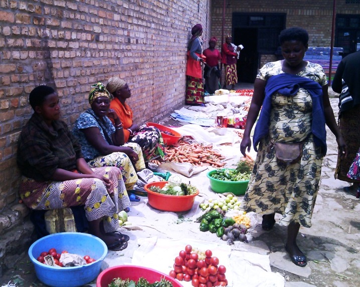 Abagore bacururizaga mu muhanda bahawe inguzanyo batangira kwikodeshereza aho gucururiza badahanganye n
