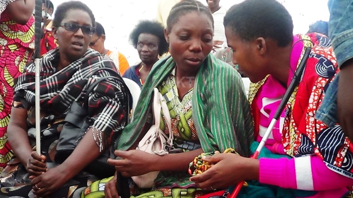 Abagore bafite ubumuga bwo kutabona bavuga ko gusabiriza ari ukwisebya no gusebya igihugu.