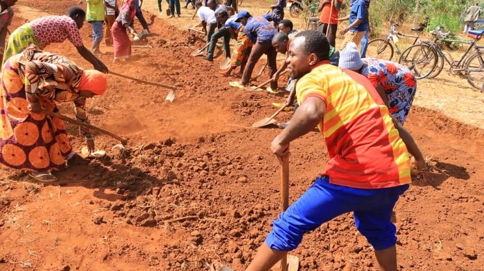 Abagore bari mu bitabiriye umuganda ku bwinshi