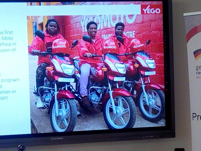 Abagore batwara abagenzi kuri moto bemeza ko ari akazi nk