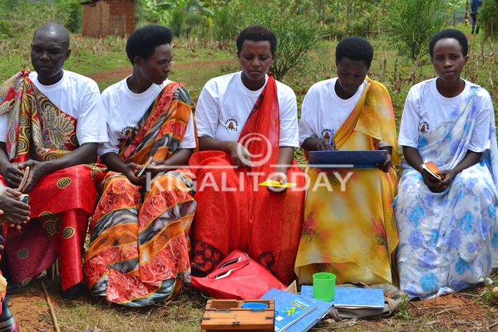 Abagore bibumbiye mu itsinda "Turebe kure."