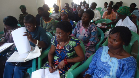 Abagore bo mu karere ka Ngororero bahagurukiye gukora indi mirimo ibateza imbere itari iyo mu rugo gusa.