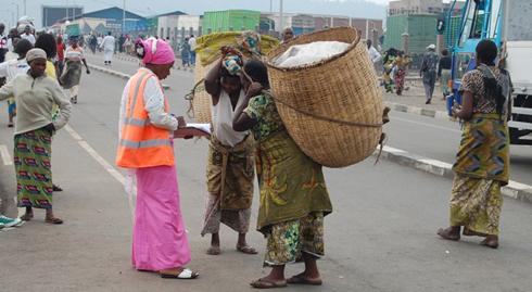 Mu karere ka Rubavu bamwe mu bagore batunzwe no kwikorera imitwaro bayijyana i Goma.