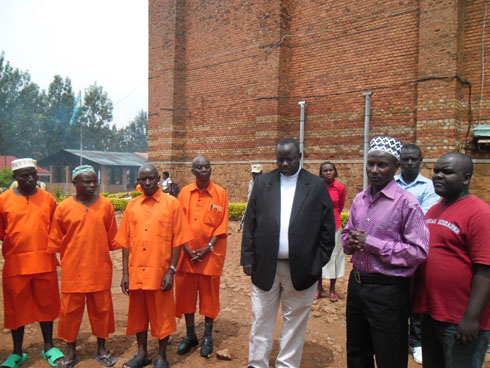 abagororwa n'abayobozi b'idini ya Islamu babahaye ifunguro ry'inyama.