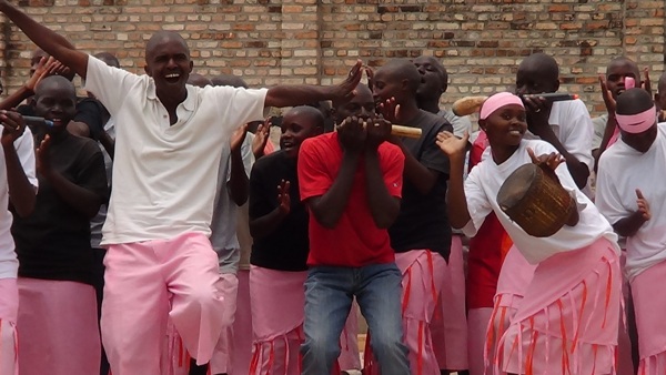 Abagororwa ba gereza ya Muhanga ni bamwe mu batwaye ibihembo mu marushanwa avuga ku muganda.