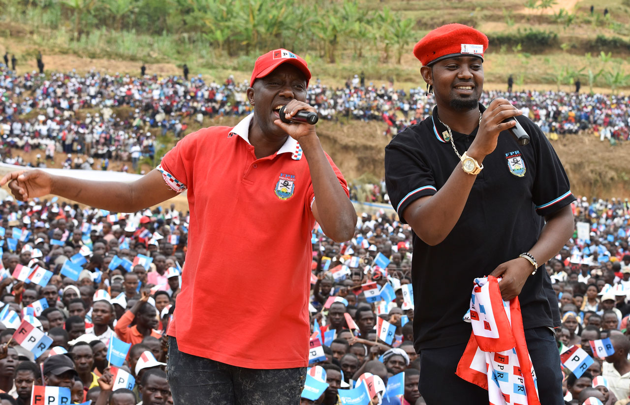 Kitoko ubwo yari ari mu Rwanda yagaragaye mu bikorwa byo kwamamaza umukandida wa FPR-Inkotanyi. Aha we na Senderi bari barimo kuririmbira mu Karere ka Ngororero 