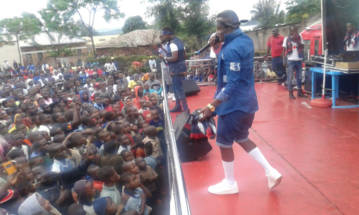 Bifashishije n'abahanzi kugira ngo abaturage barusheho kubyumva neza no kubikunda.