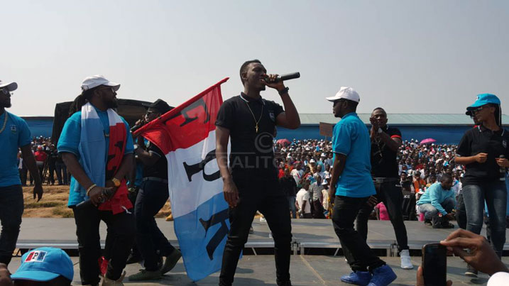 Babanje kuririmbira abaturage ibihumbi n'ibihumbi bitabiriye igikorwa cyo kwiyamamaza 