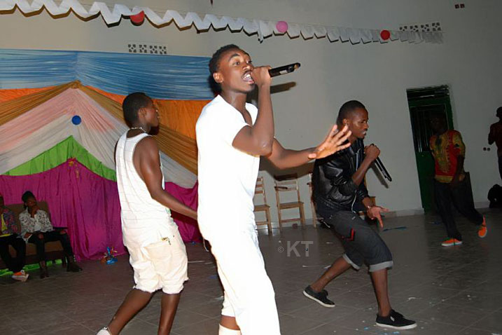 Aha barimo kwerekana impano zabo