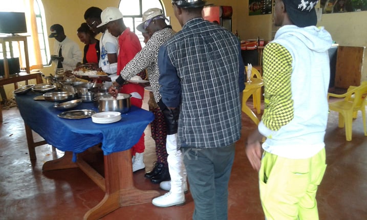 Abahanzi batangiye bafata ifunguro muri Cafe de l