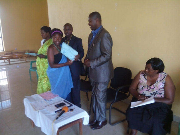 Abahawe amahugurwa bahawe inyemezabumenyi.