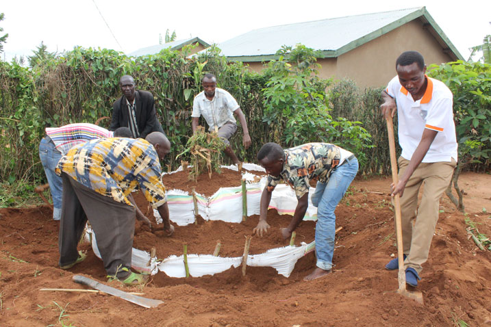 Abahawe umuganda banubakiwe uturima tw'igikoni.