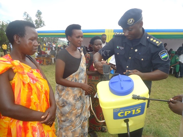 Abahawe inka bahawe n'ibikoresho byo kuzitaho.