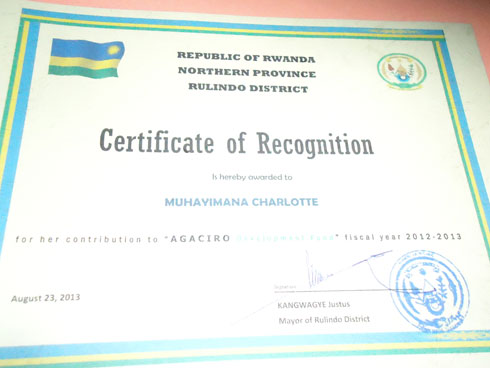 Abahembwe bahawe certificat.
