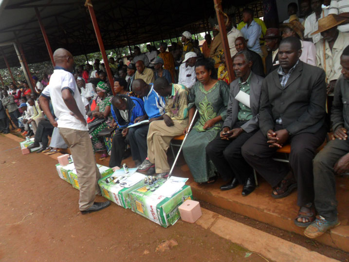 Abahembwe bishimiye ibikoresho bahawe.