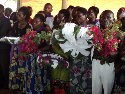 Abaherekeje ababo bitwaje indabo.