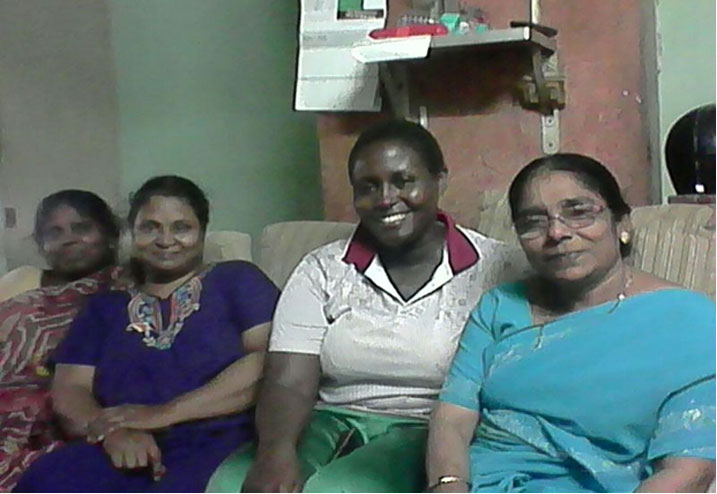 Abahindekazi na bo bamwakiranye urugwiro.