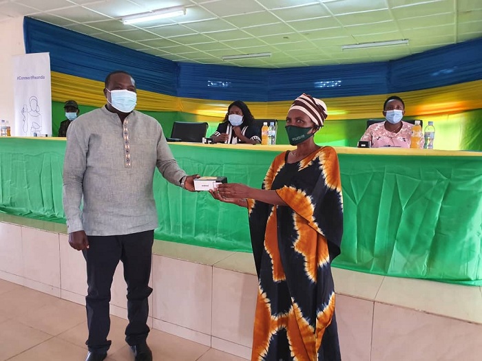 Abahawe telefone basabwe kuzikoresha mu kongera umusaruro w