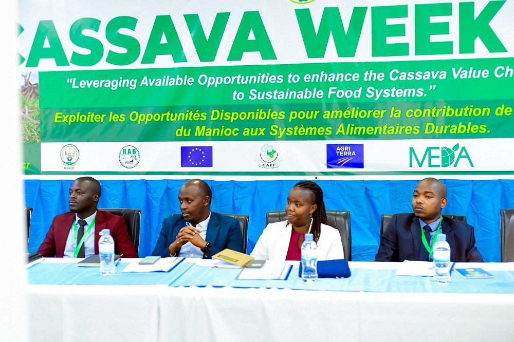 Abahinzi bibumbiye muri Sendika Ingabo bavuga ko batangiye guhabwa inguzanyo bishyura bejeje