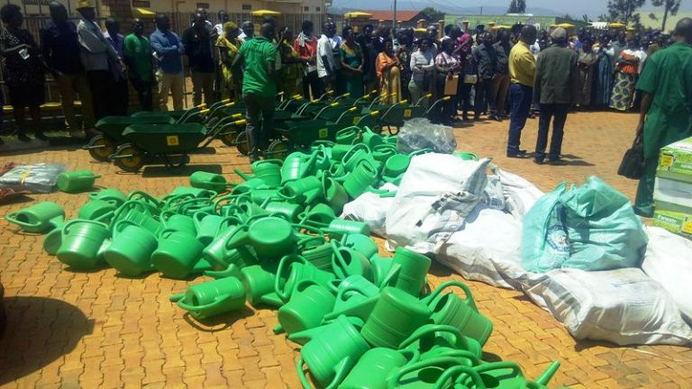 Abahinzi babaye indashyikira muri kamonyi bahawe ibikoresho bibafasha mu buhinzi