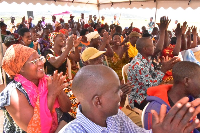 Abahinzi bagaragarije Guverineri ko umusaruro wabo ugenda wiyongera