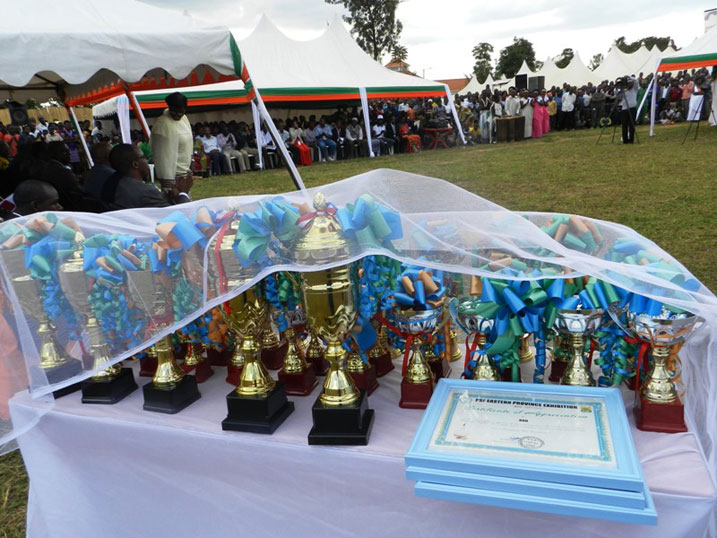 Abahize abandi mu byiciro bitandukanye ni bo bahawe ibi bikombe.