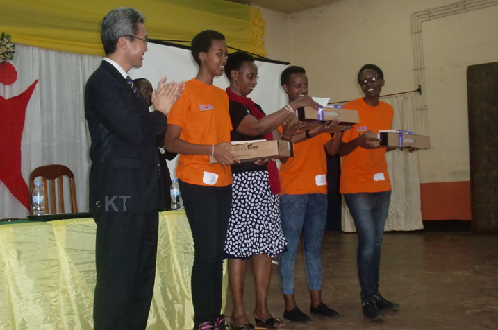 Abahize abandi bahembwe mudasobwa n'ibindi bihembo binyuranye