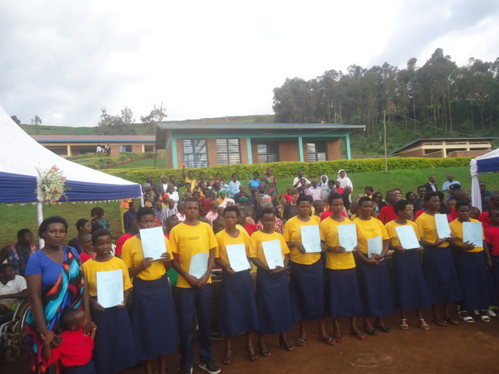 Nyuma yo kwigishwa imyuga bahawe impamyabushobozi.