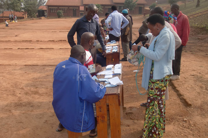 Abani abahoze batuye ku Muhima bafataga amakarita yabo y'itora ngo na bo bitorere referandumu.