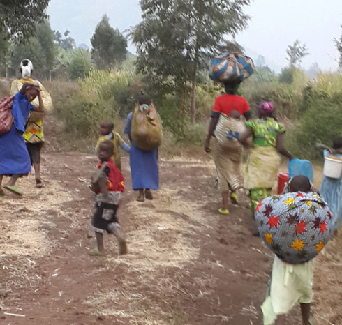 Abaturage begereye umupaka wa Congo bavuye mu byabo kubera amasasu ava hakurya akagwa mu Rwanda.