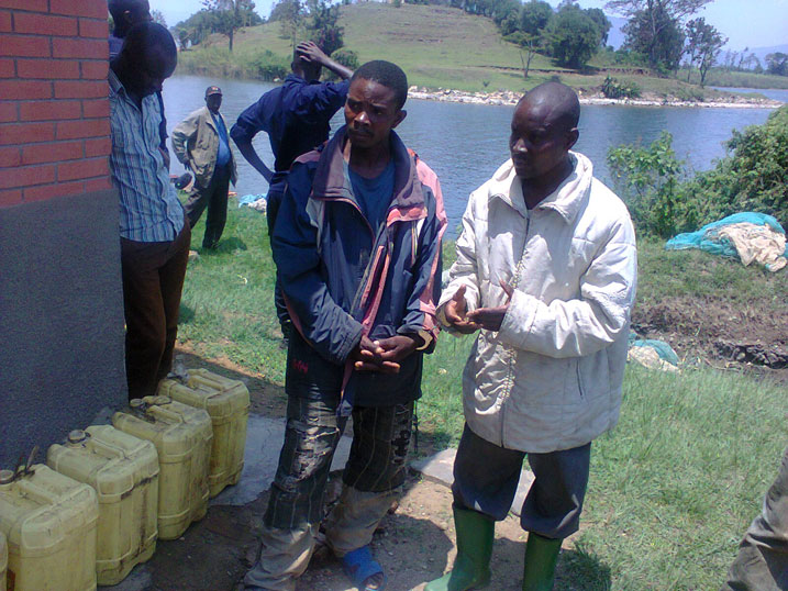 Aba bagabo bahakana ko mazutu ari iyabo ngo ni umuntu wabahaye akazi ko bayimutwaze.