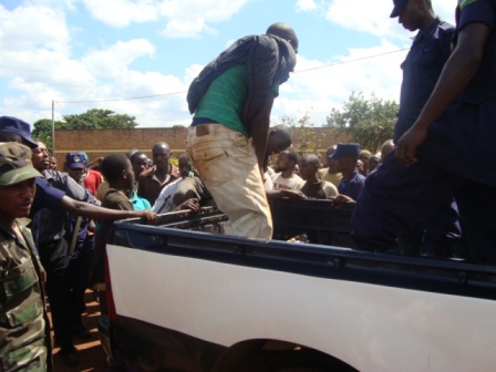 Abapolisi babakuye mu nzara z