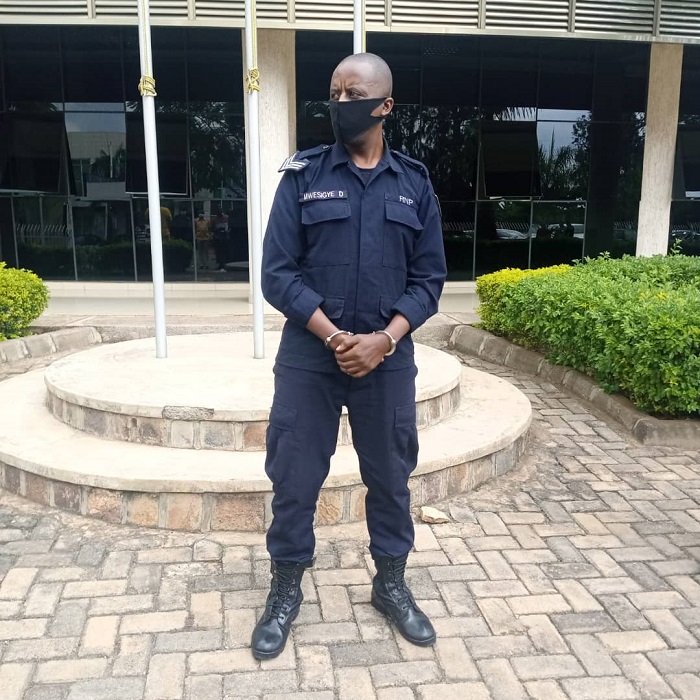 Sergeant Mwesigye Davis, Umupolisi ukurikiranyweho gufatanya n'abiyitiriye inzego