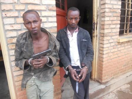 Abajura bafatiwe i Kayenzi bavuye kwibisha imbunda.