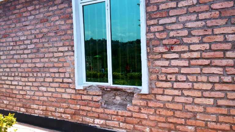 Abajura bari batangiye gucukura urukuta rwa SACCO ngo bibe