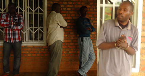 Aba bagabo biyise abakozi ba Airtel bashaka kubeshya umusaza ko bazashyira umunara mu murima we bakamuha amafaranga. Uwo ku ruhande (iburyo) ngo ni umukomisiyoneri yabazanye.