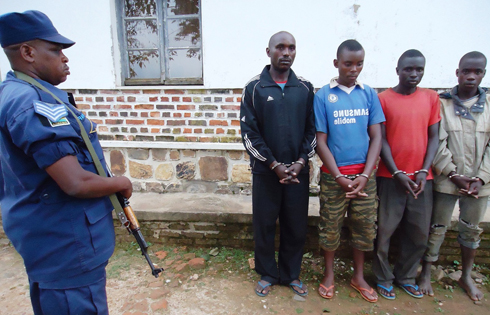 Abantu bane bari mu maboko ya Polisi bakurikiranweho ibikorwa bw'ubujura (Photo: N. Leonard).